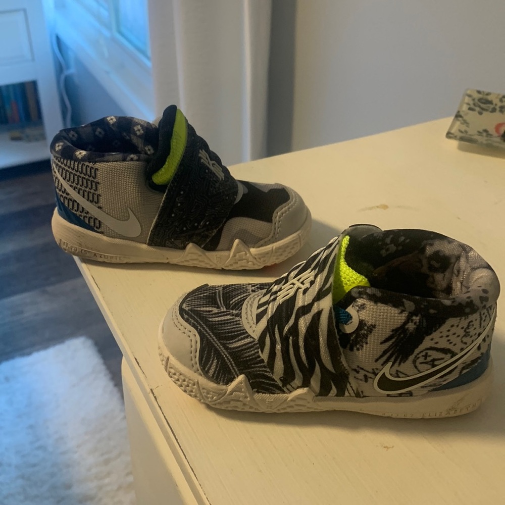 KYRIE IRVING BABY SHOES NIKE - NEVER WORN
